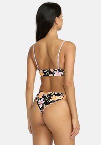 Blommig bikiniuppsättning med svart bakgrund och rosa samt orange blommor. Justerbara remmar, sömlös design och mellanhöga bottnar.