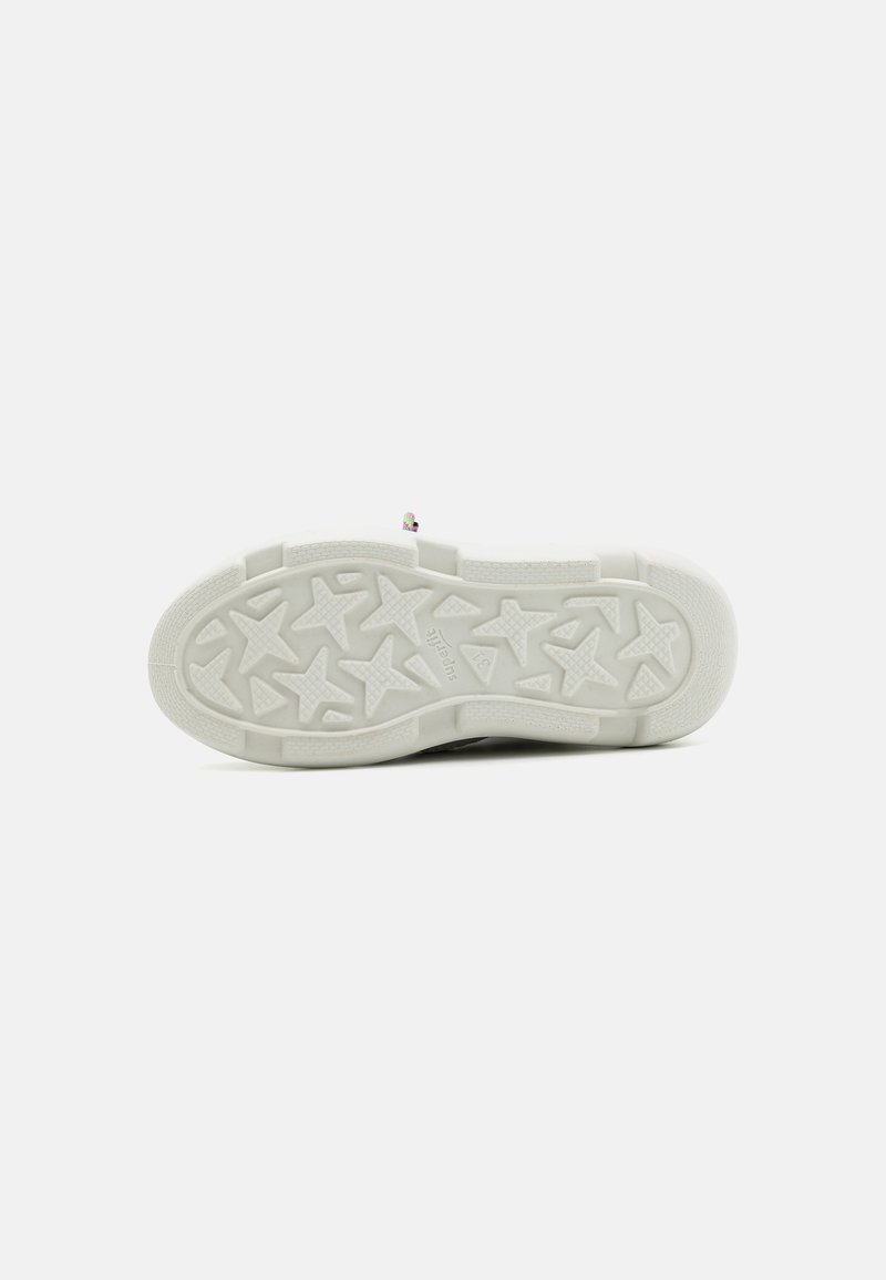 Sohle eines Sneakers aus weißem Gummi mit einem strukturierten Sternmuster, flacher Form und glatter Oberfläche. Minimale Markenkennzeichnung sichtbar.