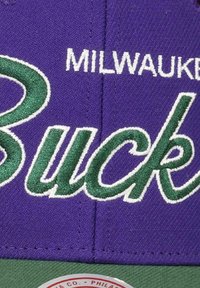 Mitchell & Ness MILWAUKEE BUCKS NBA TEAM SCRIPT VERSTELLBARE GEBOGENE SNAPBACK - Cap - lila