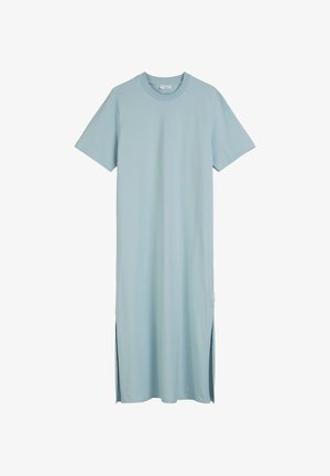 Robe midi en coton bleu clair avec des manches courtes, un col rond et des fentes sur les côtés pour faciliter le mouvement. Design simple, texture lisse.