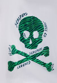 Tessuto bianco con un design di teschio e ossa incrociate a strisce verde zebra. Il testo include "SCALPERS" e "SKULL CO." in caratteri neri in grassetto.