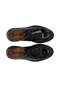Scarpe eleganti in pelle verniciata nera con punta arrotondata, chiusura frontale con lacci e soletta marrone con il nome del marchio "BIANCO".