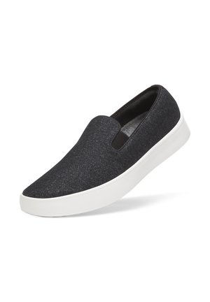 Sneaker grigio scuro senza lacci con pannelli laterali elastici e suola spessa in gomma bianca, mostrato su uno sfondo bianco.