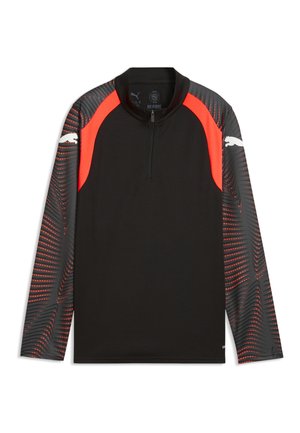 Haut de sport noir à manches longues avec panneaux rouges aux épaules, manches foncées à motifs, fermeture éclair quart de devant, et logos Puma blancs sur les deux manches.