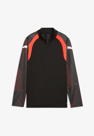 Top deportivo negro de manga larga con paneles rojos en los hombros, mangas oscuras con estampado, cremallera frontal de cuarto de longitud y logos blancos de Puma en ambas mangas.