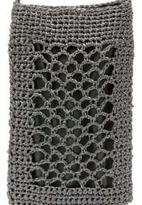 Grå virkade väska med nätdesign, med en strukturerad utsida och ett fast inre tyg. Öppen topp med förstärkta kanter.