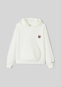 Sweat à capuche blanc avec poche avant, petit motif de main violet foncé sur la poitrine gauche, et détail de texte sur le poignet de la manche droite.