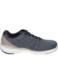 Zapatilla deportiva para hombre con un upper de punto gris transpirable, detalles en negro y una suela blanca acolchada con un patrón de banda de rodadura texturizado.