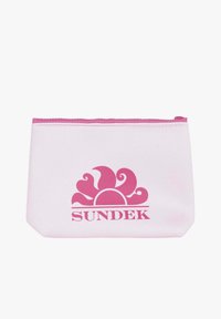 Pochette rosa con zip realizzata in materiale morbido, con un logo stilizzato del sole in rosa scuro e il nome del marchio "SUNDEK" sottostante.
