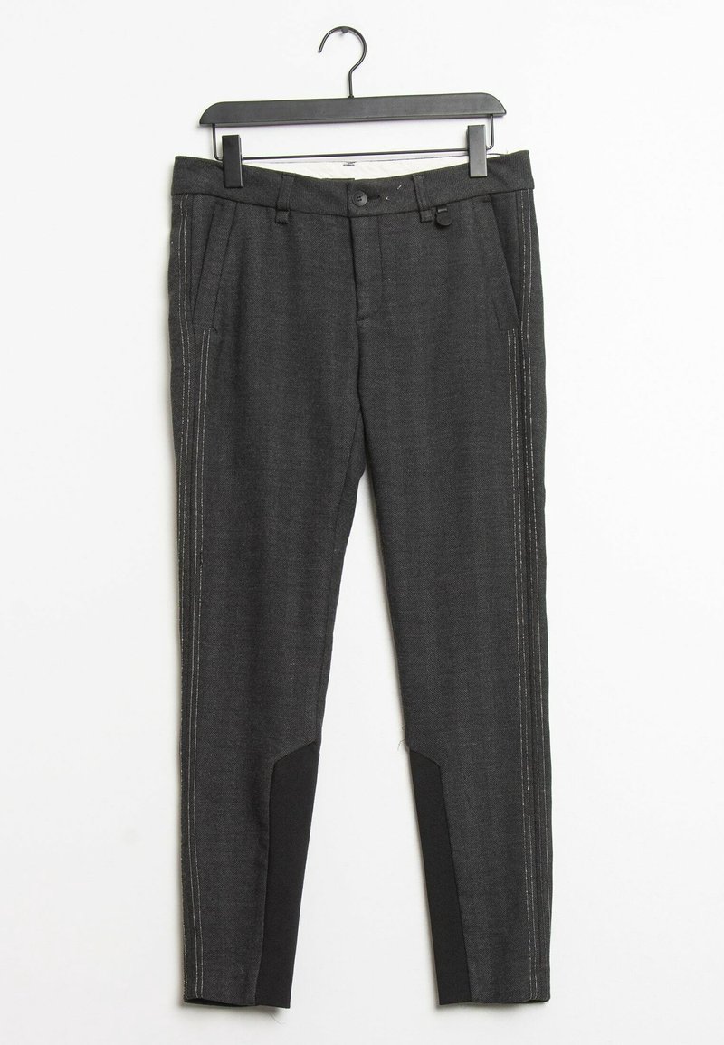 Grå skräddarsydda byxor med en mjuk textur, två sidfickor och svarta detaljer längst ner. Kontraststygn på sidorna är synliga.