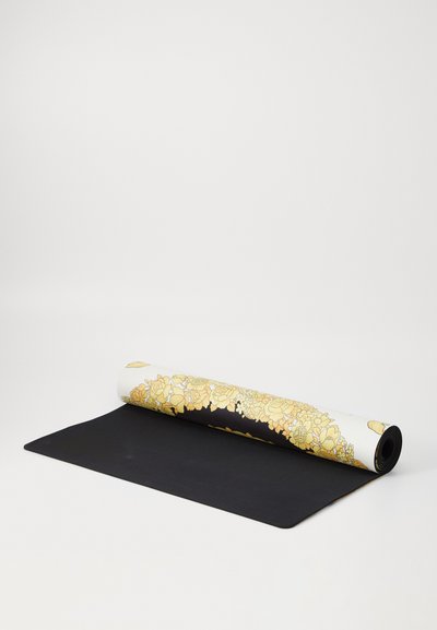 Jóga podložka s černým základem a stočeným okrajem zdobeným květinovým vzorem v žluté a bílé barvě. Hladký povrch, obdélníkový tvar.
