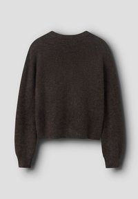 Czarnobrązowy sweter o kroju cropped z okrągłym dekoltem i długimi, lekko bufiastymi rękawami, wykonany z miękkiej, teksturowanej dzianiny.
