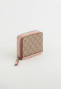 Cartera con cremallera en beige y rosa. Exterior texturizado con un patrón geométrico. Detalles en los bordes en contraste y herrajes plateados.