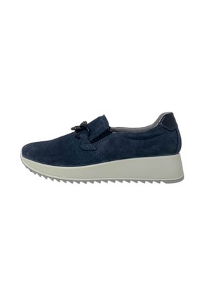 Scarpa slip-on in camoscio blu navy con suola bianca spessa scanalata e fibbia decorativa, progettata per un uso casual.