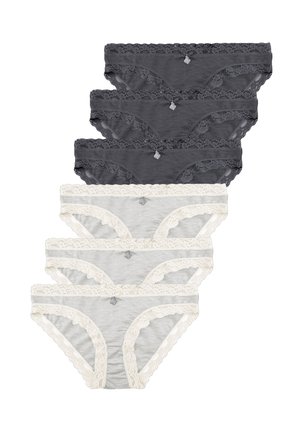 Drei schwarze und drei weiße Damen-Slips mit Spitzenbesatz, in zwei vertikalen Stapeln auf weißem Hintergrund angeordnet.