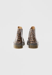 Bottes à cheville en imprimé léopard avec finition brillante, semelle noire et fermeture éclair à l'arrière. Présente une pointe arrondie et un motif texturé.