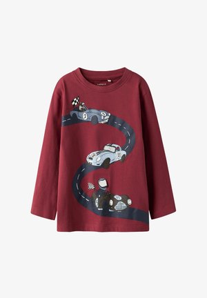 Weinrotes Langarmshirt mit drei Cartoon-Rennwagen auf einer kurvenreichen Straße, versehen mit grafischen Details und verspielten Designs.