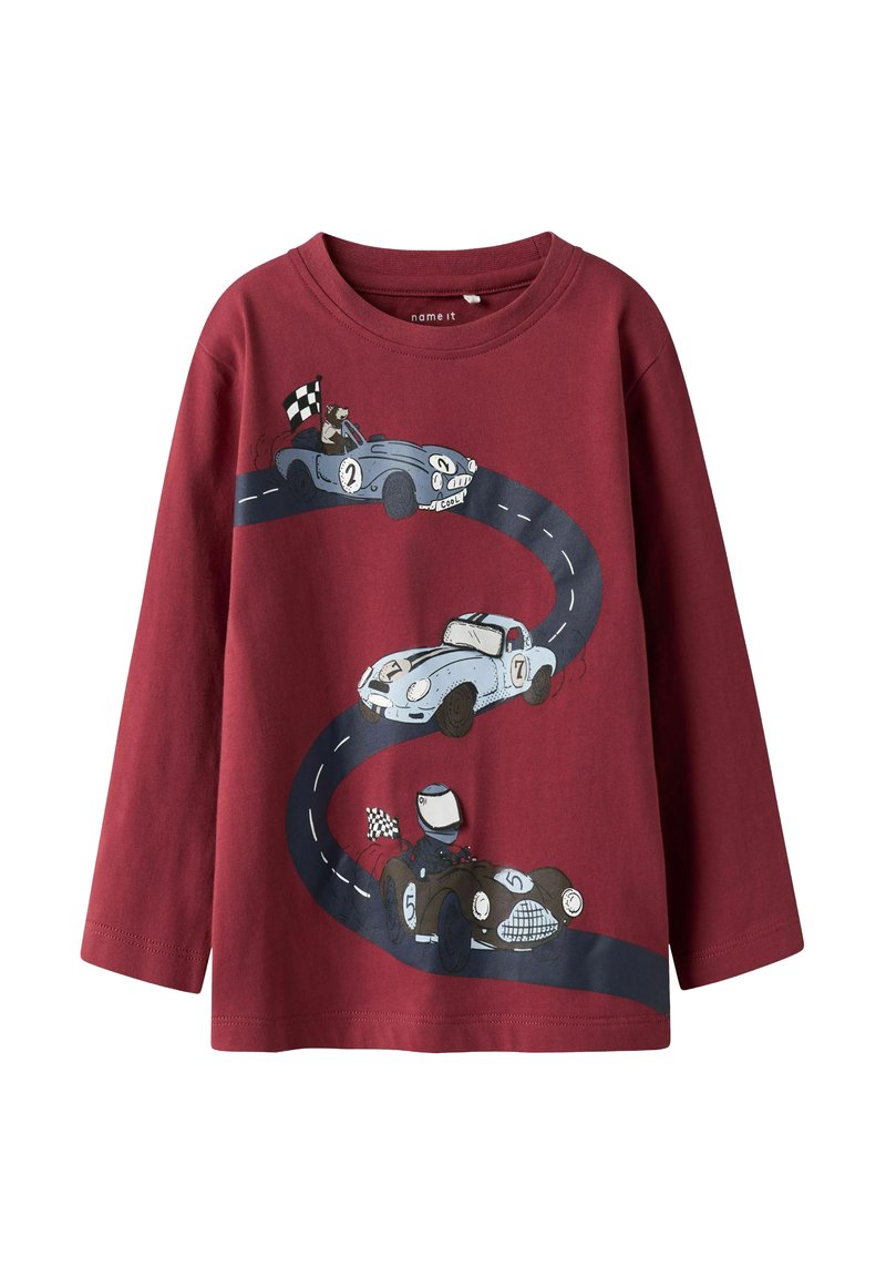 Camisa de manga larga color marrón con tres coches de carreras de dibujos animados en una carretera sinuosa, con detalles gráficos y diseños divertidos.