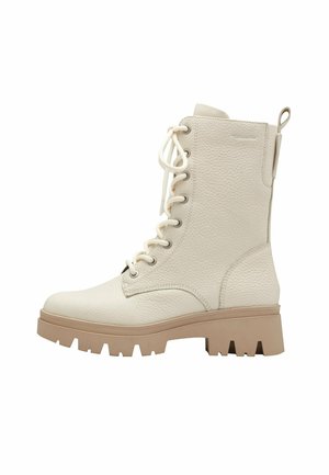 Botte de cheville en cuir blanc avec tige texturée, devant à lacets, tirette et semelle chunky beige avec de profonds grooves pour une meilleure traction.