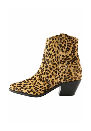 Čizme do gležnjeva s leopard uzorkom napravljene od teksturiranog materijala, s šiljastim gumenim nosom, stepenastom petom i bočnim akcentima za lakše obuvanje.