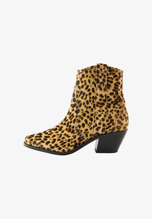 Leopardprint enkellaarsjes van textuurmateriaal, met een puntige neus, een gestapelde hak en zijaccenten voor makkelijke instap.