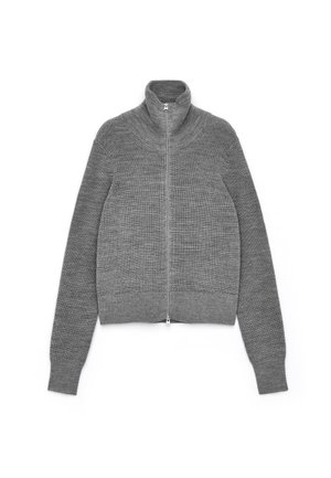 Grauer Reißverschluss-Pullover mit hohem Kragen, aus geripptem Strickstoff gefertigt. Taillierter Schnitt mit langen Ärmeln und einem glatten Reißverschlussverschluss auf der Vorderseite.