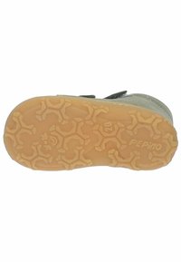 Scarpa per bambini Pepino con suola in gomma beige e texture che presenta un motivo fiocco di neve, e tomaia grigia con due cinturini regolabili.