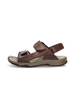 Sandal de cuero marrón con dos correas ajustables, superficie texturizada, diseño de punta abierta y acentos perforados. Suela flexible con agarre.