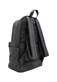 Zaino nero con schienale in rete imbottito, spallacci regolabili, tasca laterale e una maniglia robusta in cima. Presenta una texture liscia e un design aerodinamico.