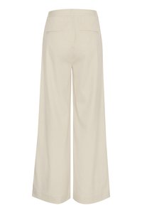 Pantaloni beige a gamba larga con una texture di tessuto liscia. Presentano due tasche posteriori e una cintura pulita per un look sartoriale.