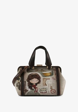 Sac à main en cuir marron avec un design graphique. Il présente une illustration de fille, des accents dorés, une bandoulière amovible et un porte-clés décoratif.