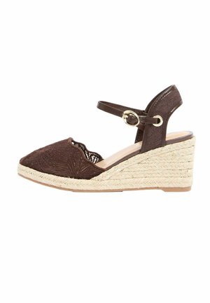 Sandale maro cu dantelă, cu vârf închis și platformă tip pană, curea la gleznă și cataramă aurie, având toc cu platformă în stil espadrile țesute.