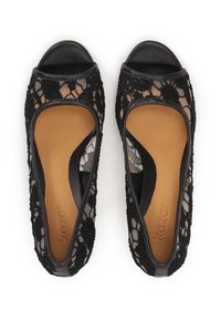 Musta pitsiset avokärkiset ballerinakengät, joissa on ruskea sisäpohja ja kukkakuvio, kuvattu yläviistosta valkoista taustaa vasten.