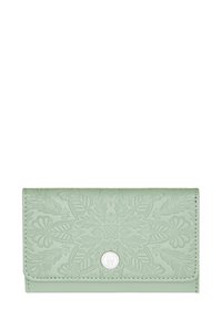 Hellgrünes Portemonnaie aus geprägtem Leder, mit floralem Muster und einem silbernen Logo-Akzent. Gefaltetes Design mit Druckknopfverschluss.