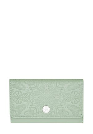 Lichtgroene portemonnee van geembossed leer, met bloemmotieven en een zilverkleurig logo-accent. Vouwontwerp met een drukknopsluiting.