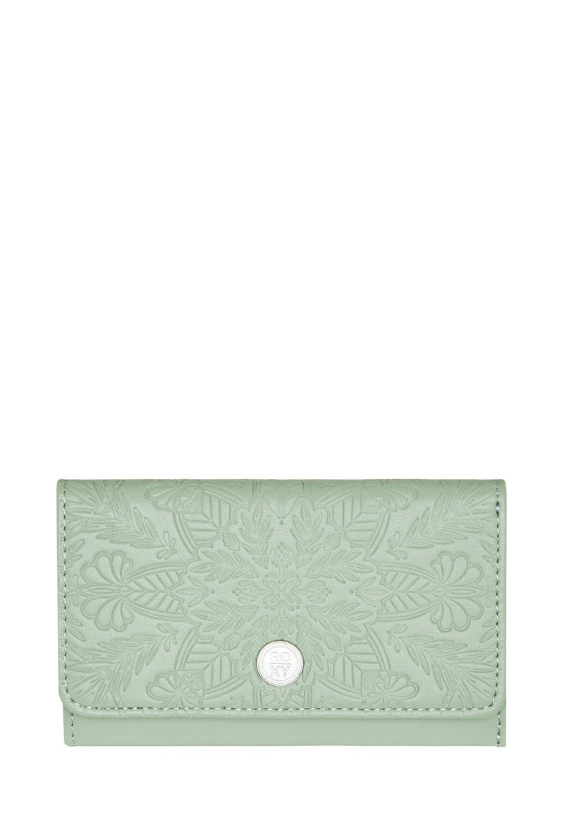 Hellgrünes Portemonnaie aus geprägtem Leder, mit floralem Muster und einem silbernen Logo-Akzent. Gefaltetes Design mit Druckknopfverschluss.