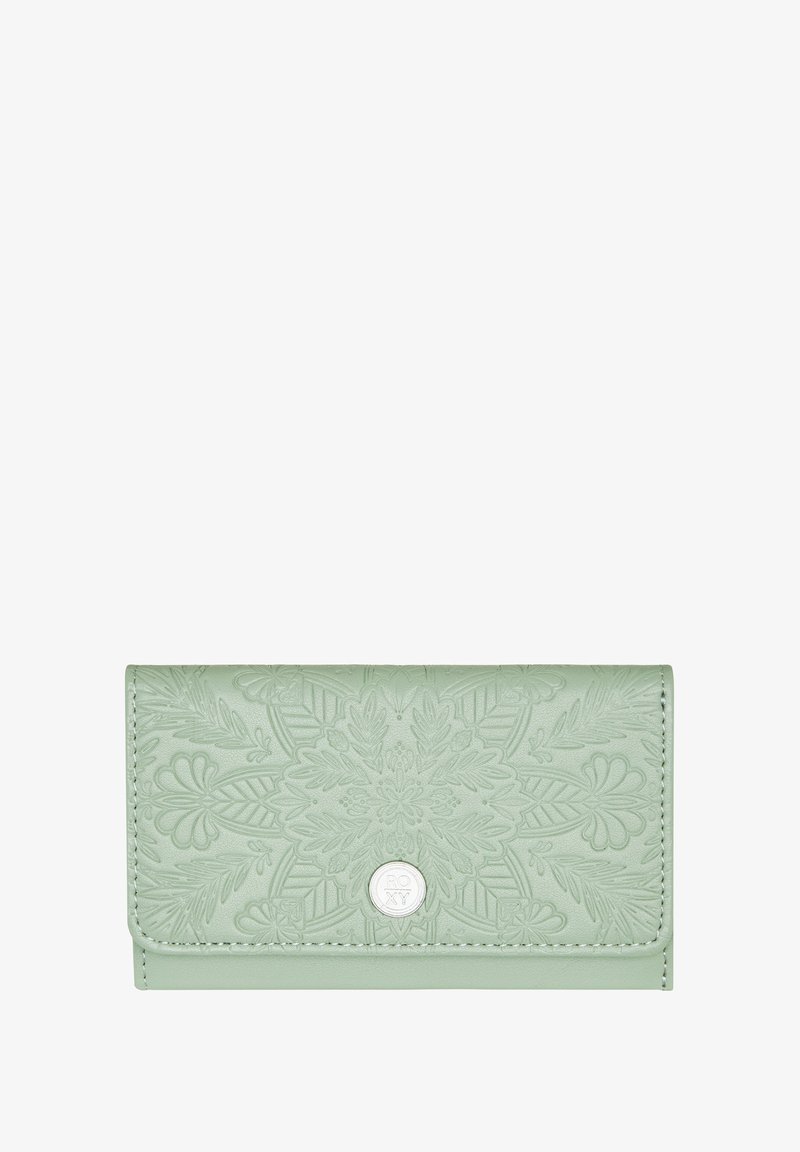 Hellgrünes Portemonnaie aus geprägtem Leder, mit floralem Muster und einem silbernen Logo-Akzent. Gefaltetes Design mit Druckknopfverschluss.