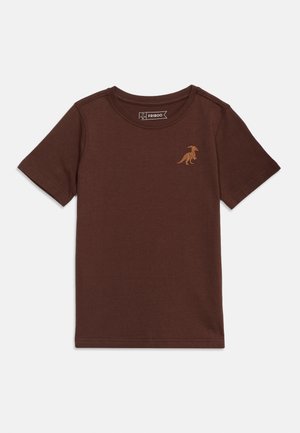 Camiseta marrón de manga corta con cuello redondo y pequeño logo naranja de dinosaurio en la parte superior izquierda del pecho.