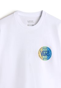 Hvid bomulds-T-shirt med et rundt, multicolor Vans-logo på venstre bryst, herunder tekst og grafiske detaljer. Klassisk pasform.