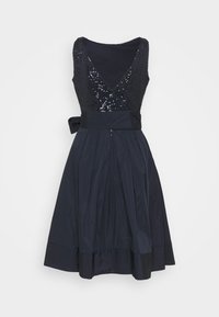 Marinblå klänning med en paljettprydd bodice, V-ringning och midjeband. Utrullad kjol med en strukturerad nederkant och satinfinish.