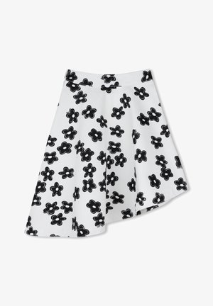 Jupe blanche avec un motif floral noir, design évasé et ceinture. Le tissu a une texture douce avec des fleurs de différentes tailles.