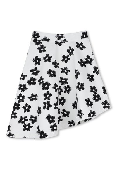 Hvit skjørt med svart blomstermønster, utsvingt design og midjebånd. Stoffet har en glatt tekstur med blomster i forskjellige størrelser.