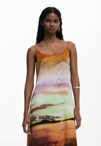 Abito in satin con una vivace gradazione di colori arancione, verde e viola. Spalline sottili e una silhouette fluida, texture morbida.