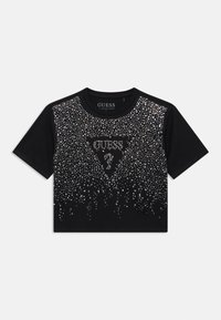 Μαύρο κοντομάνικο T-shirt με διασκορπισμένες ασημένιες στρας, ένα γραφικό τρίγωνο με την επιγραφή "GUESS" και κλασικό στρογγυλό γιακά.