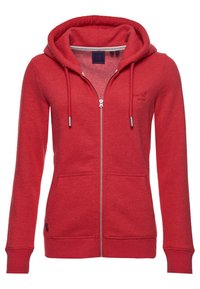 Sudadera roja con cremallera y bolsillos frontales, cordones en la capucha y un sutil logo bordado en el pecho.