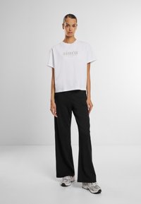 aim’n® CLUB BOXY - Nyomott mintás póló - white