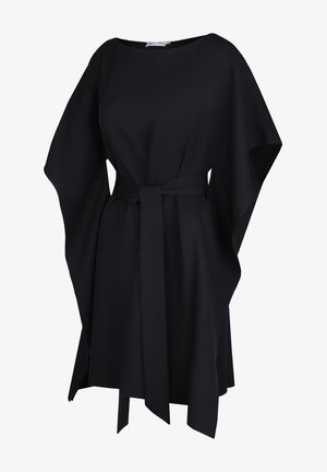 Schwarzes knielanges Kleid mit breiten Fledermausärmeln und passendem Stoffgürtel, der in der Taille gebunden ist.