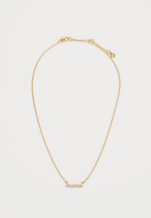 Zlatna lančić ogrlica sa privjeskom u kurzivnom fontu ukrašenim prozirnim draguljima. Lančić je delikatan i ima kopču.