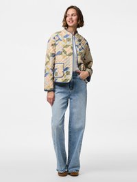 Giubbotto bomber trapuntato con un design a patchwork in colorazioni pastello, colletto rotondo, maniche lunghe e tasca frontale. Abbinato a jeans a gamba larga.