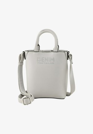 Graue Lederhandtasche mit zwei oberen Griffen und einem abnehmbaren Schultergurt. Ausgestattet mit dem eingeprägten "DENIM TOM TAILOR"-Logo und glatter Textur.